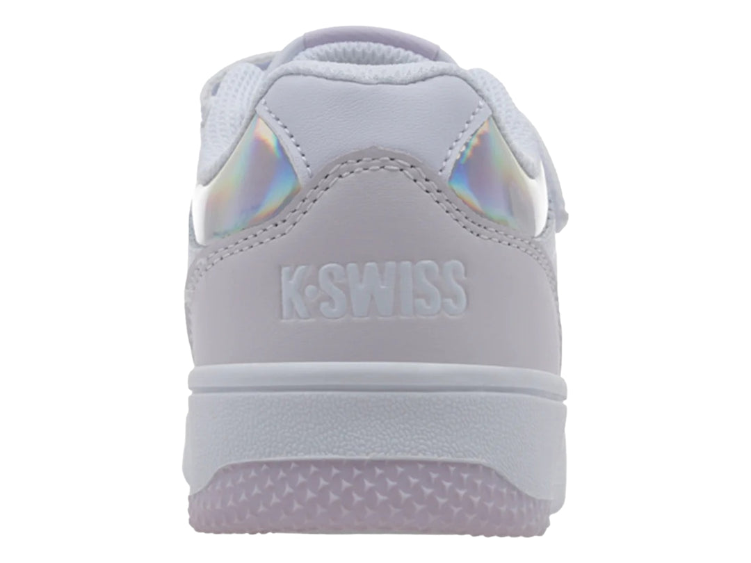 Tenis K-Swiss infantiles en color blanco y lila con detalles iridiscentes y correa de velcro.