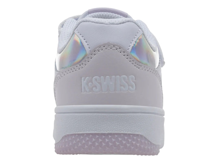 Tenis K-Swiss infantiles en color blanco y lila con detalles iridiscentes y correa de velcro.
