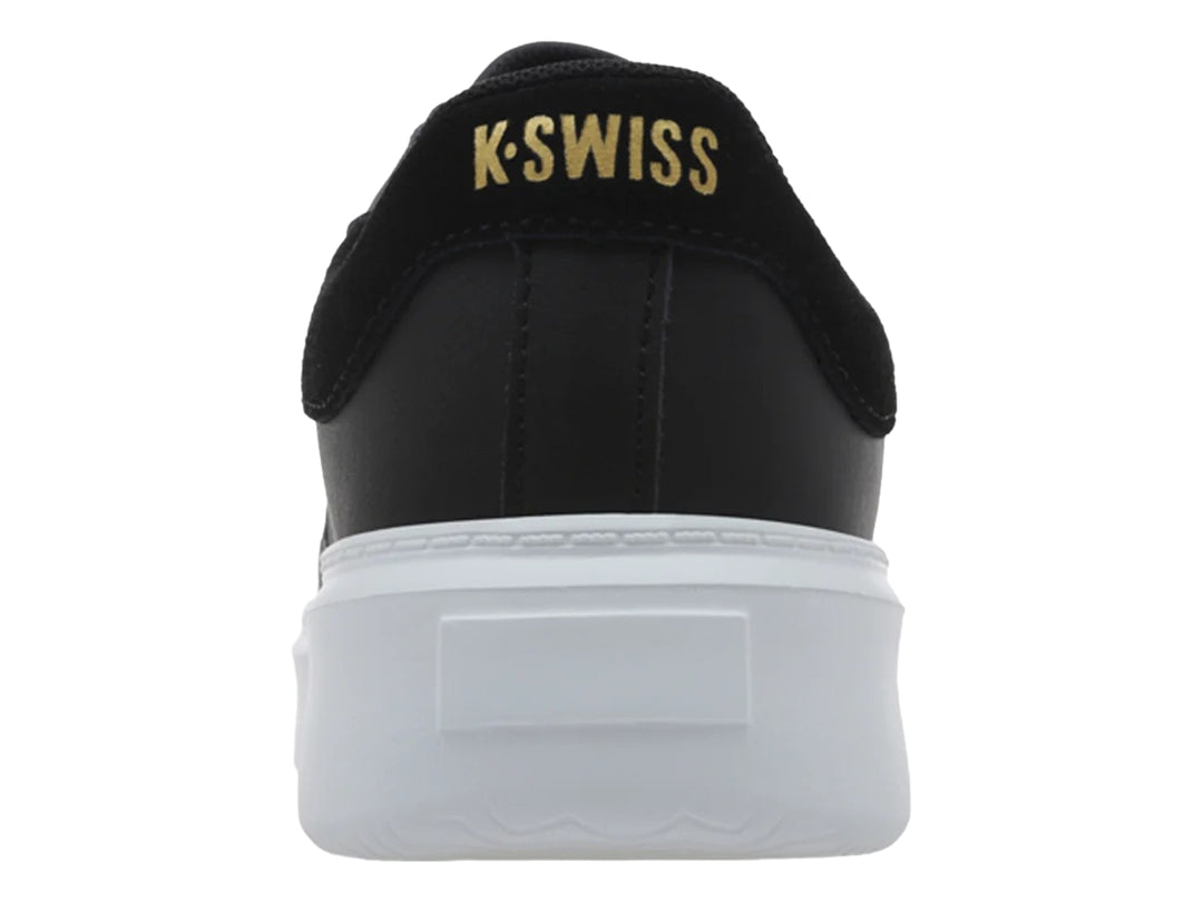 Tenis K-Swiss modelo Aldina en color negro con suela de plataforma blanca y logotipo dorado lateral.