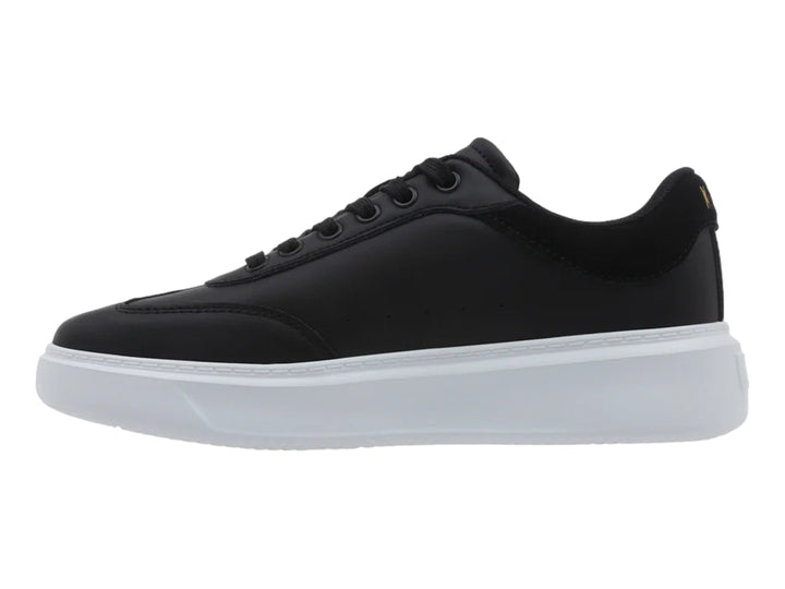 Tenis K-Swiss modelo Aldina en color negro con suela de plataforma blanca y logotipo dorado lateral.