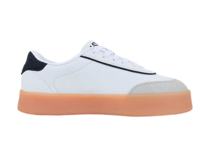 Tenis K-Swiss blancos con detalles en azul marino y gris, destacando una suela gruesa de color miel.