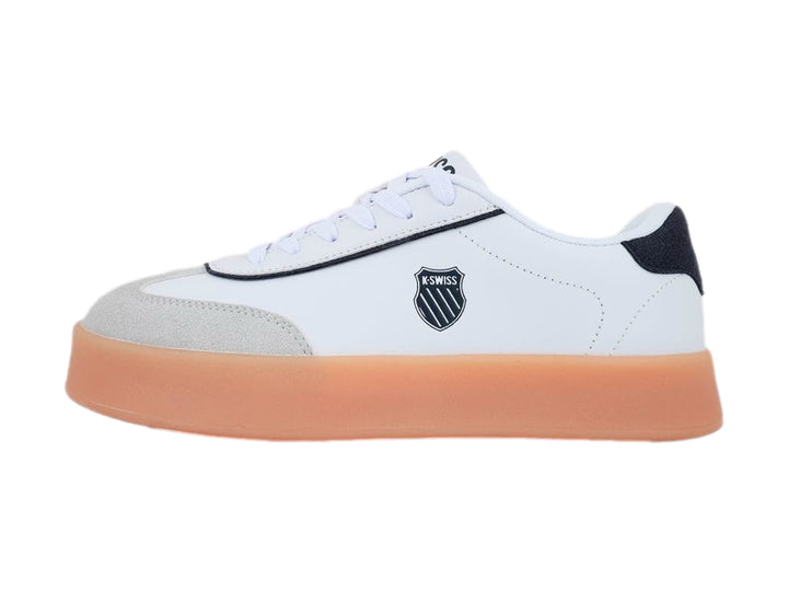 Tenis K-Swiss blancos con detalles en azul marino y gris, destacando una suela gruesa de color miel.