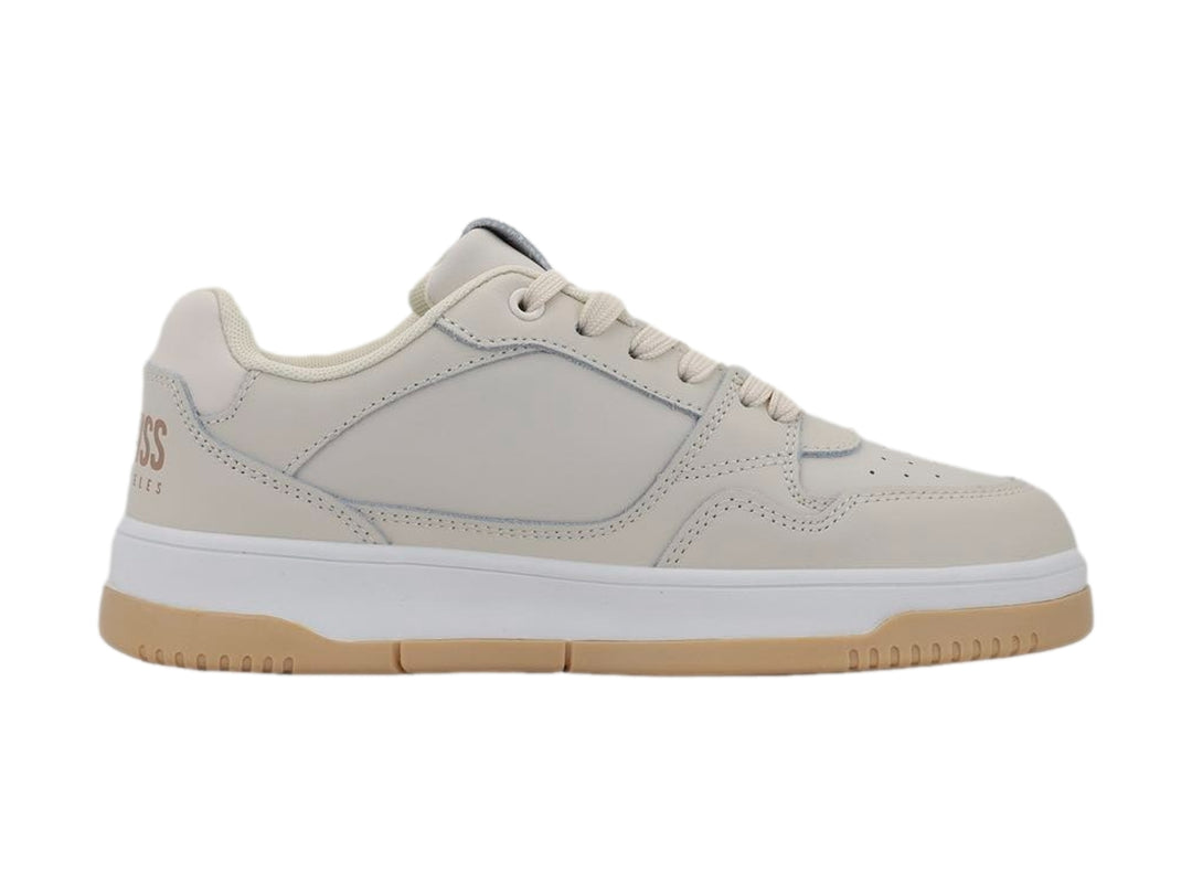 Tenis K-Swiss color taupe con suela blanca y base de goma color miel.