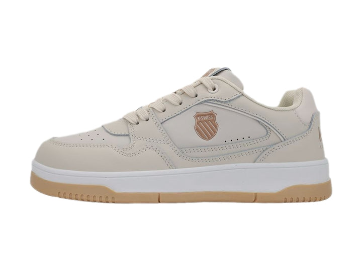 Tenis K-Swiss color taupe con suela blanca y base de goma color miel.