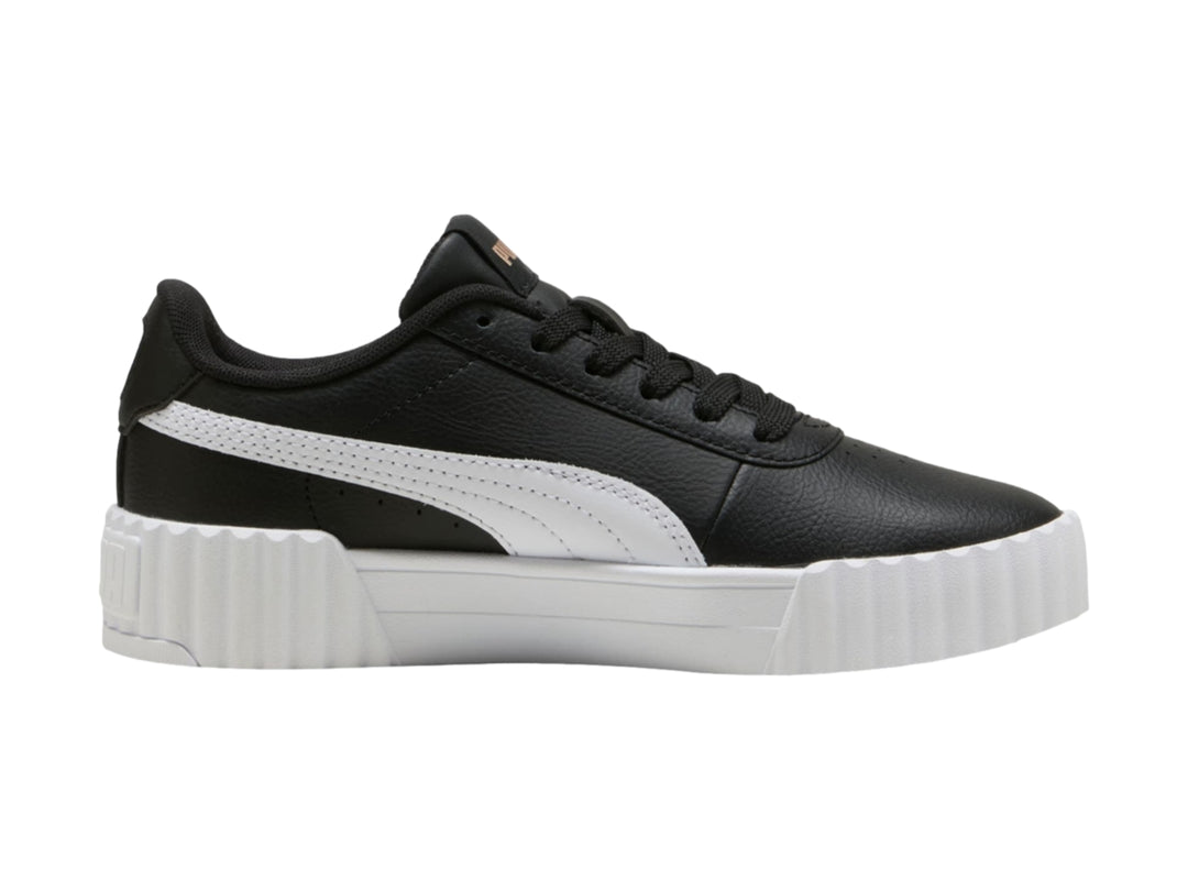 Tenis PUMA Carina 3.0 JR color negro con suela blanca de plataforma y detalles dorados.