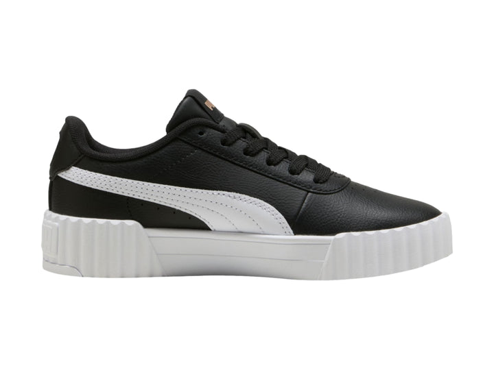 Tenis PUMA Carina 3.0 JR color negro con suela blanca de plataforma y detalles dorados.