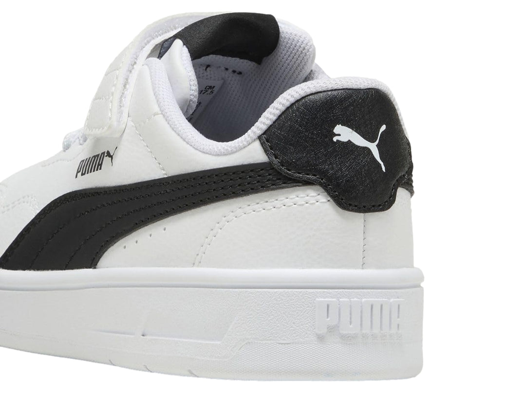 Tenis PUMA blancos para Niño con franja negra lateral y cierre de velcro.