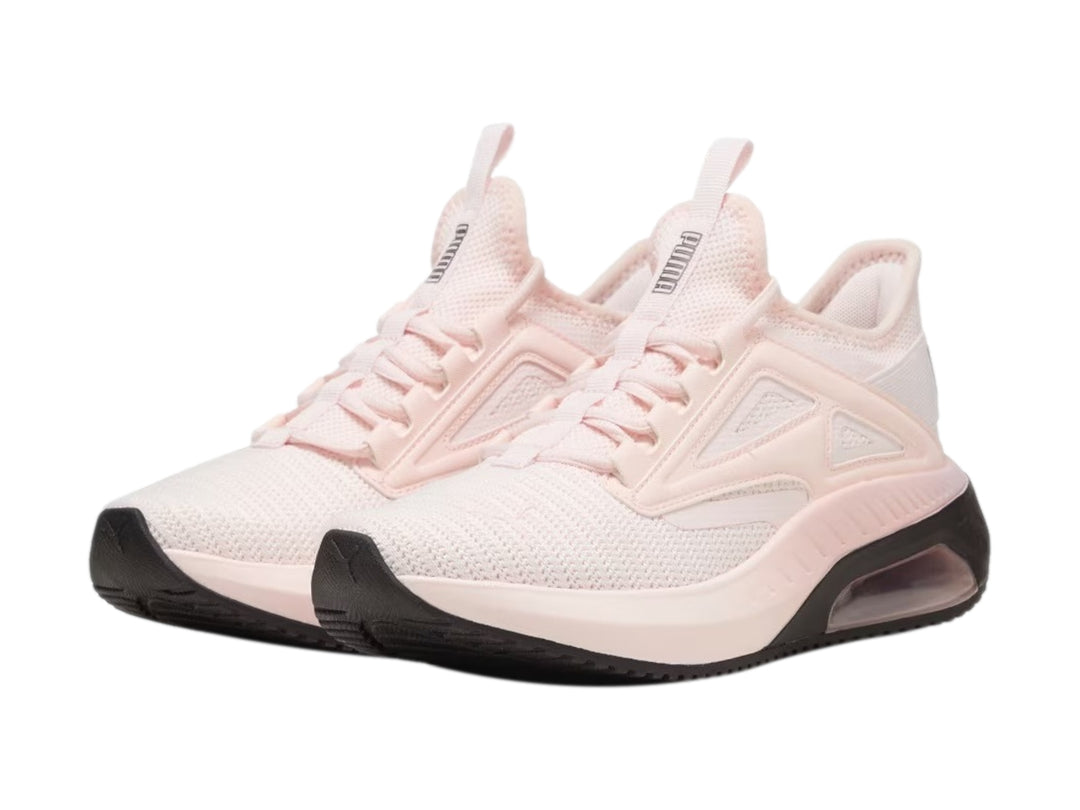 Tenis deportivos PUMA color rosa claro con suela negra y amortiguación visible en el talón.