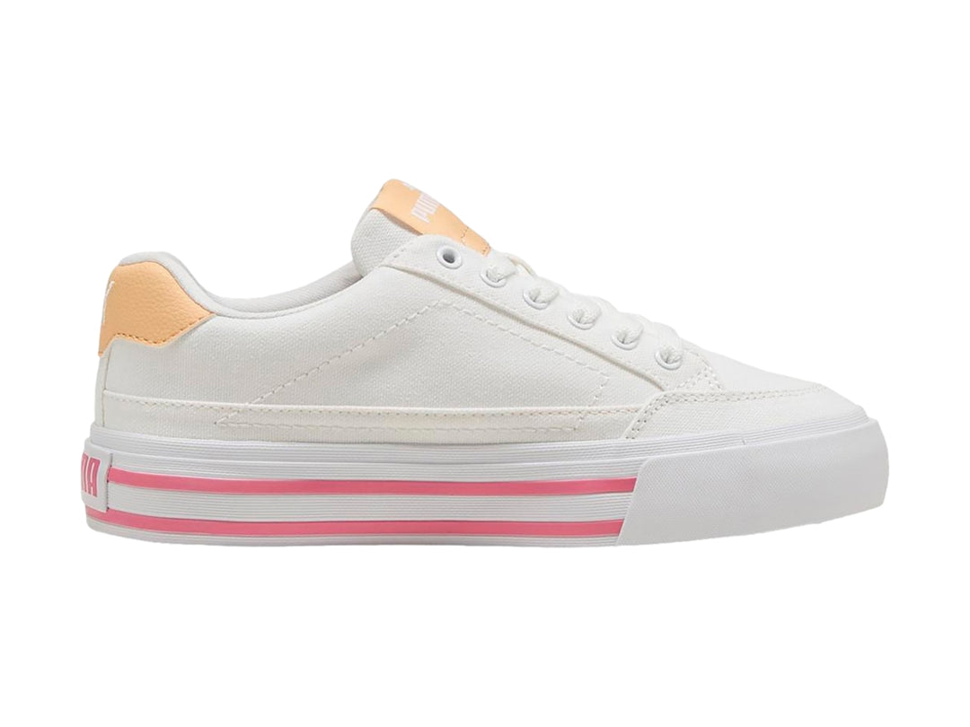 Tenis PUMA blancos con franjas rosas en la suela y detalles en color durazno en el talón y la lengüeta.