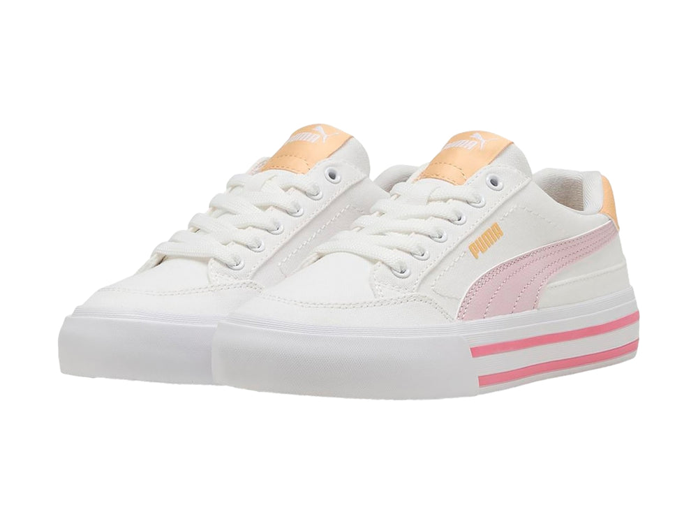 Tenis PUMA blancos con franjas rosas en la suela y detalles en color durazno en el talón y la lengüeta.
