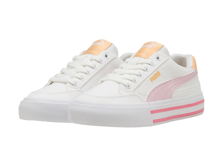 Tenis PUMA blancos con franjas rosas en la suela y detalles en color durazno en el talón y la lengüeta.