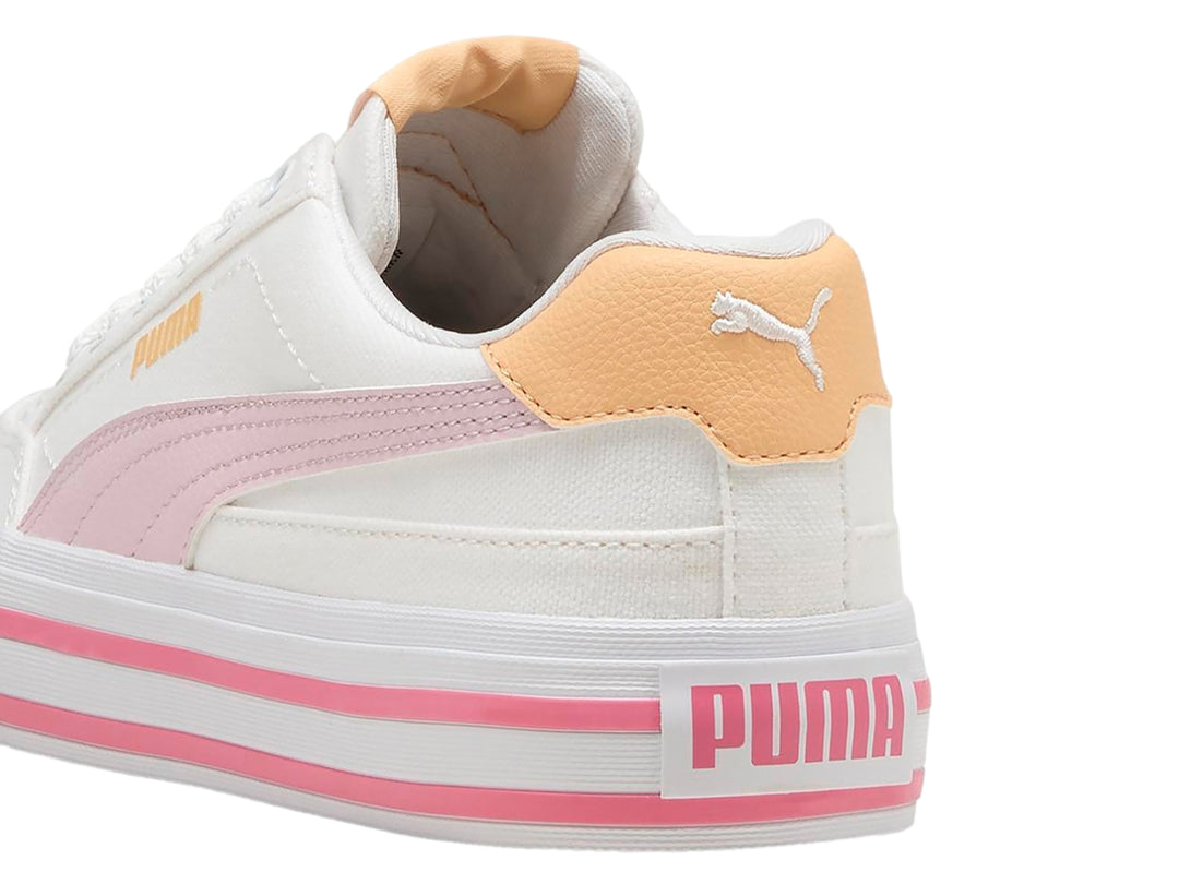 Tenis PUMA blancos con franjas rosas en la suela y detalles en color durazno en el talón y la lengüeta.