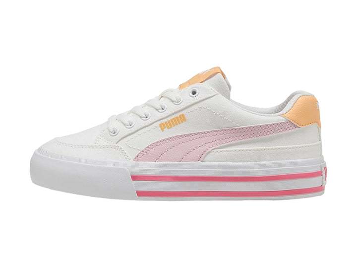 Tenis PUMA blancos con franjas rosas en la suela y detalles en color durazno en el talón y la lengüeta.