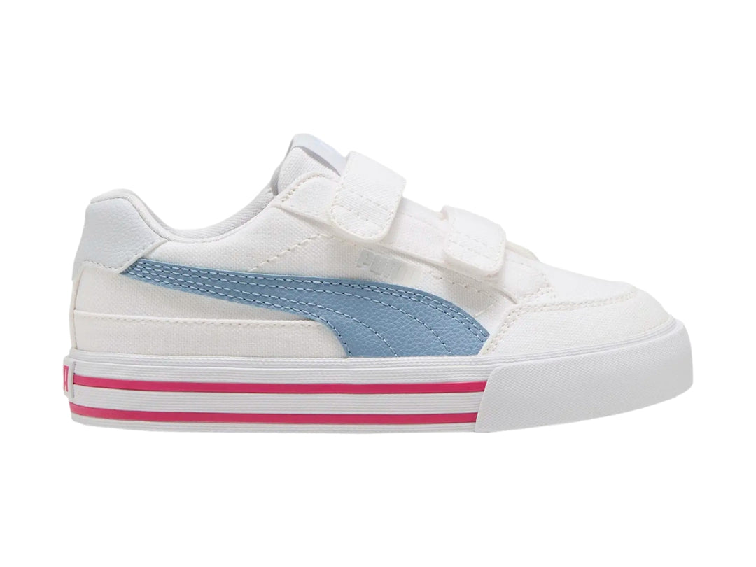 Tenis PUMA blancos para infantes con franja azul y líneas rosas en la suela, cierre de velcro.