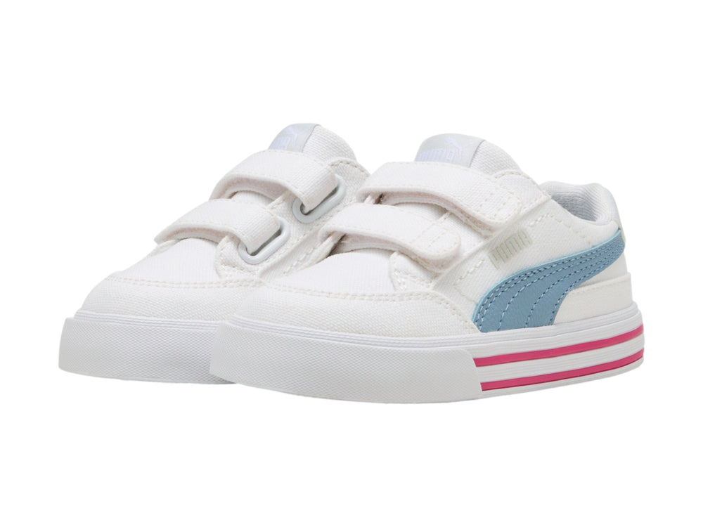 Tenis PUMA blancos para infantes con franja azul y líneas rosas en la suela, cierre de velcro.