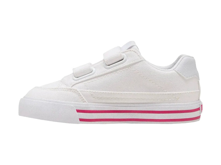 Tenis PUMA blancos para infantes con franja azul y líneas rosas en la suela, cierre de velcro.