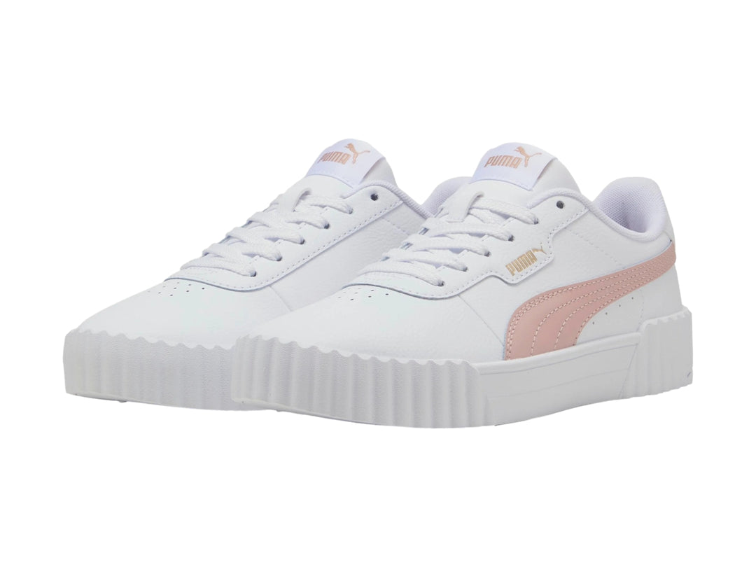 Tenis PUMA Carina 3.0 en color blanco con franja lateral rosa y suela de plataforma blanca.
