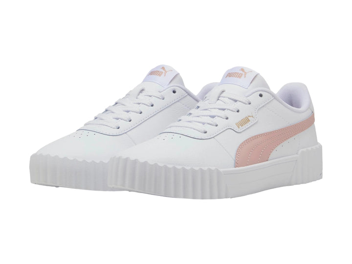 Tenis PUMA Carina 3.0 en color blanco con franja lateral rosa y suela de plataforma blanca.