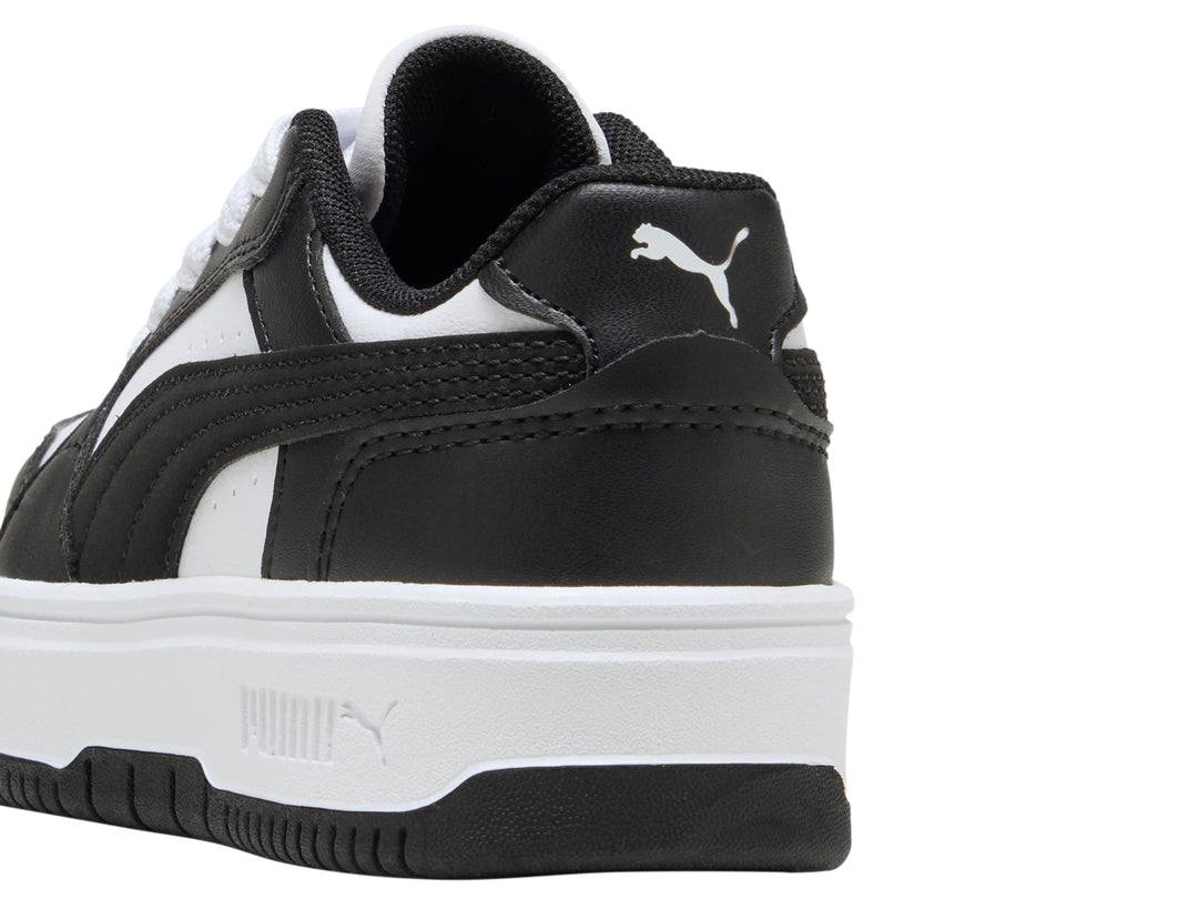 Tenis PUMA para Niña en colores blanco y negro con suela de plataforma blanca.