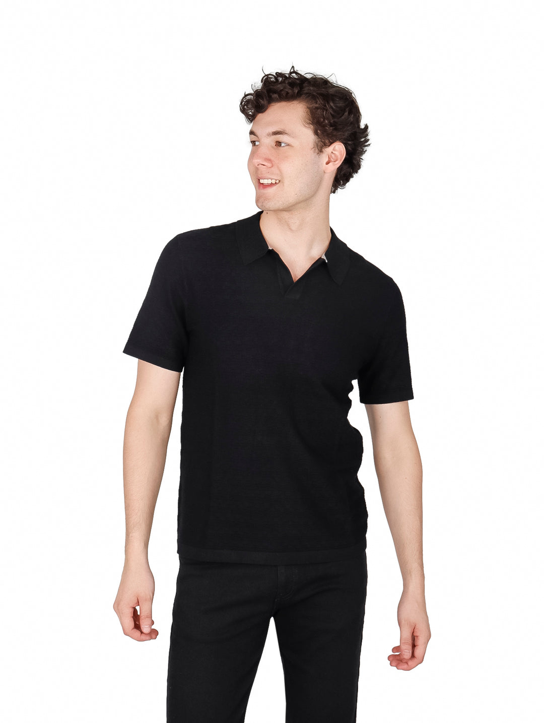 Hombre vistiendo una camiseta polo de manga corta color negro.