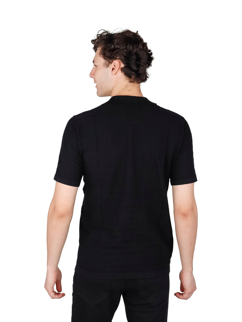 Hombre vistiendo una camiseta polo de manga corta color negro.