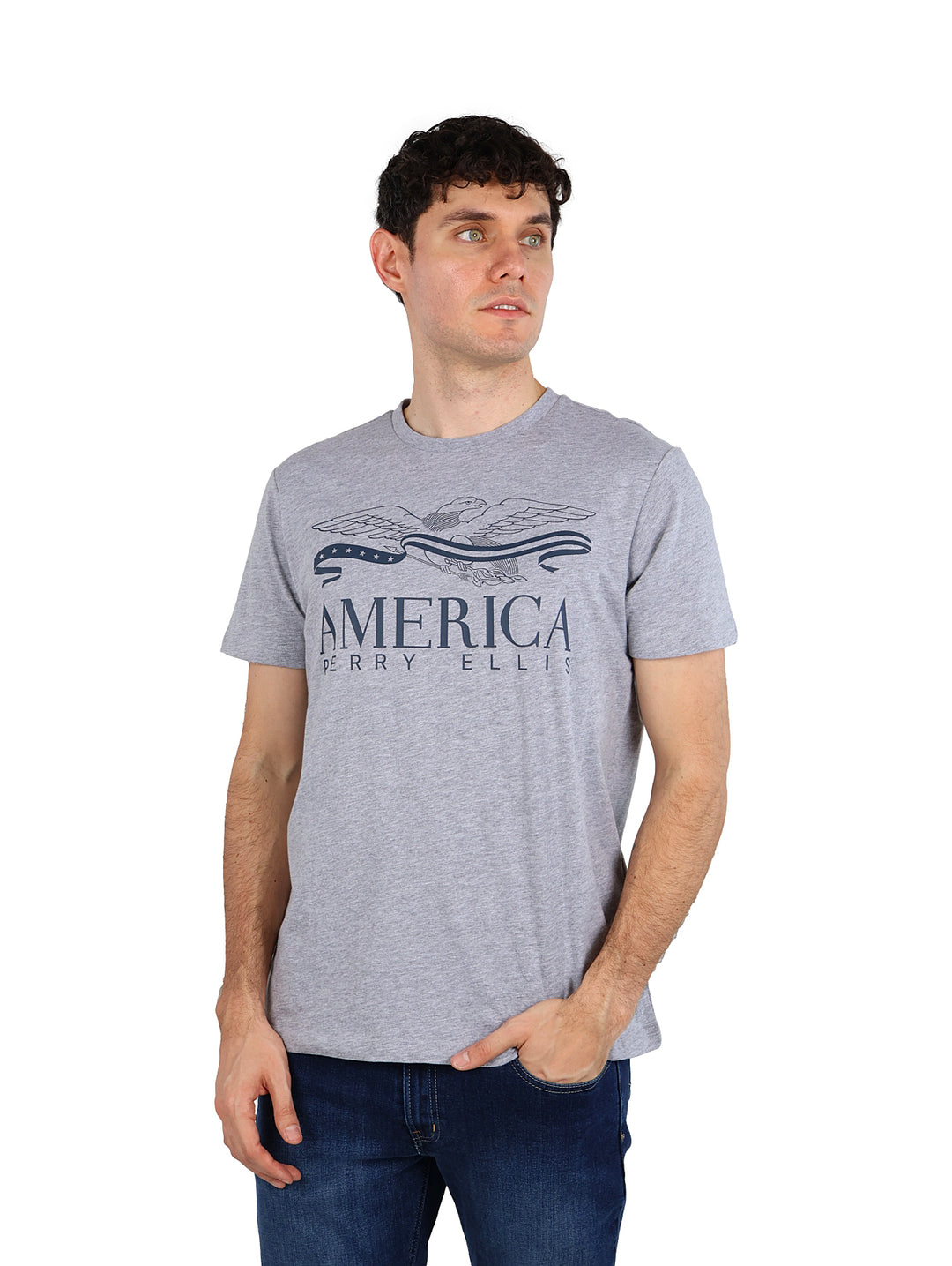 Hombre vistiendo una camiseta de manga corta color gris con un estampado gráfico en el pecho.