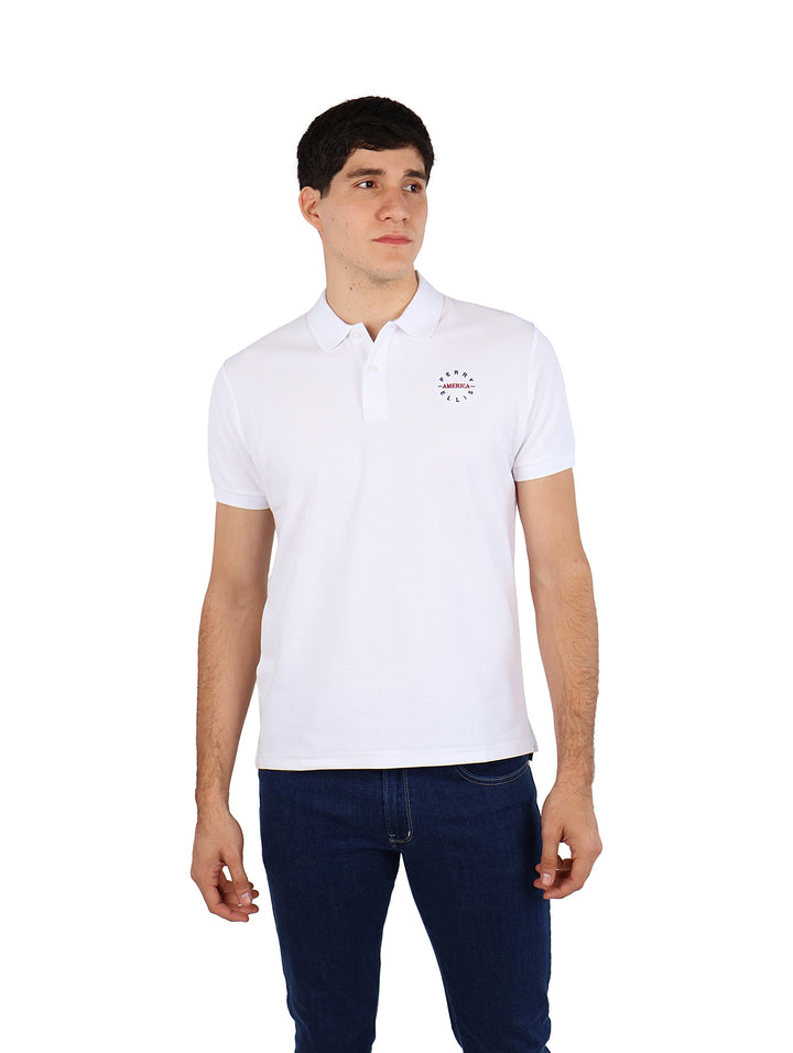 Hombre vistiendo una camiseta polo de color blanco con cuello y botones.