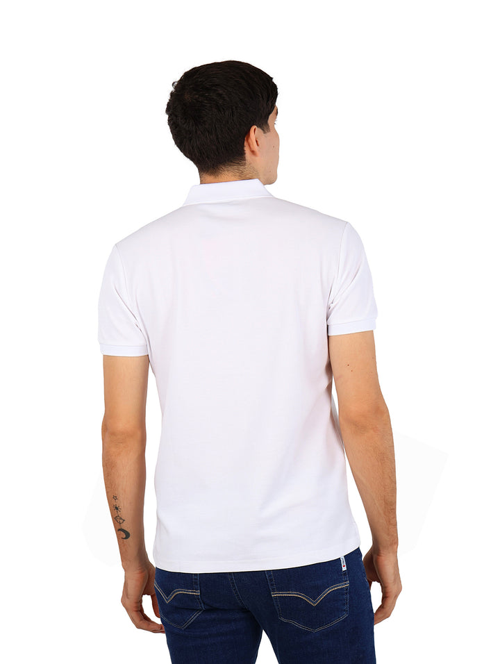 Hombre vistiendo una camiseta polo de color blanco con cuello y botones.