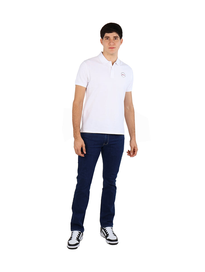 Hombre vistiendo una camiseta polo de color blanco con cuello y botones.
