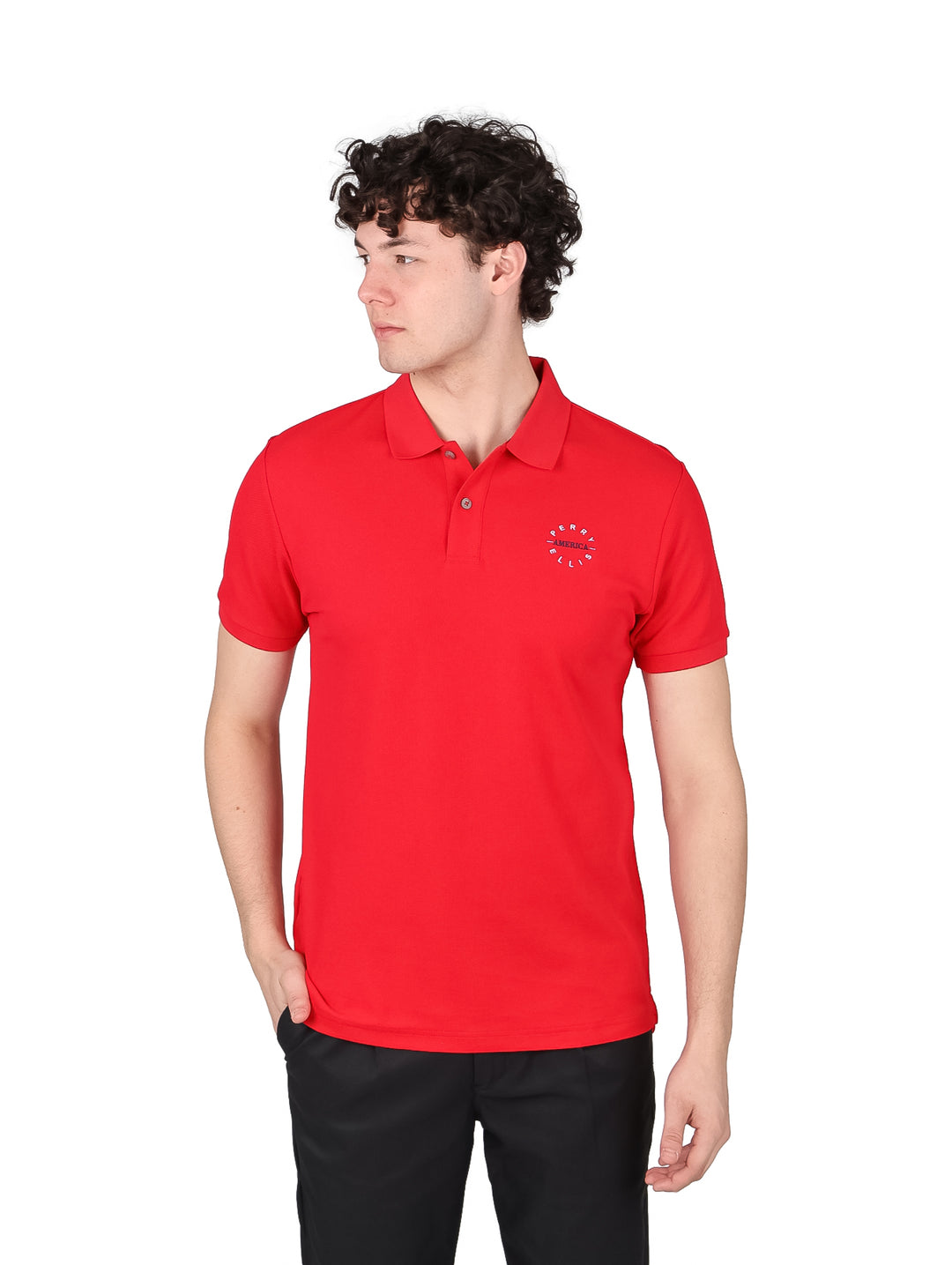 Hombre vistiendo una playera polo de color rojo intenso con cuello y botones.