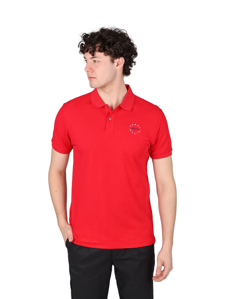 Hombre vistiendo una playera polo de color rojo intenso con cuello y botones.