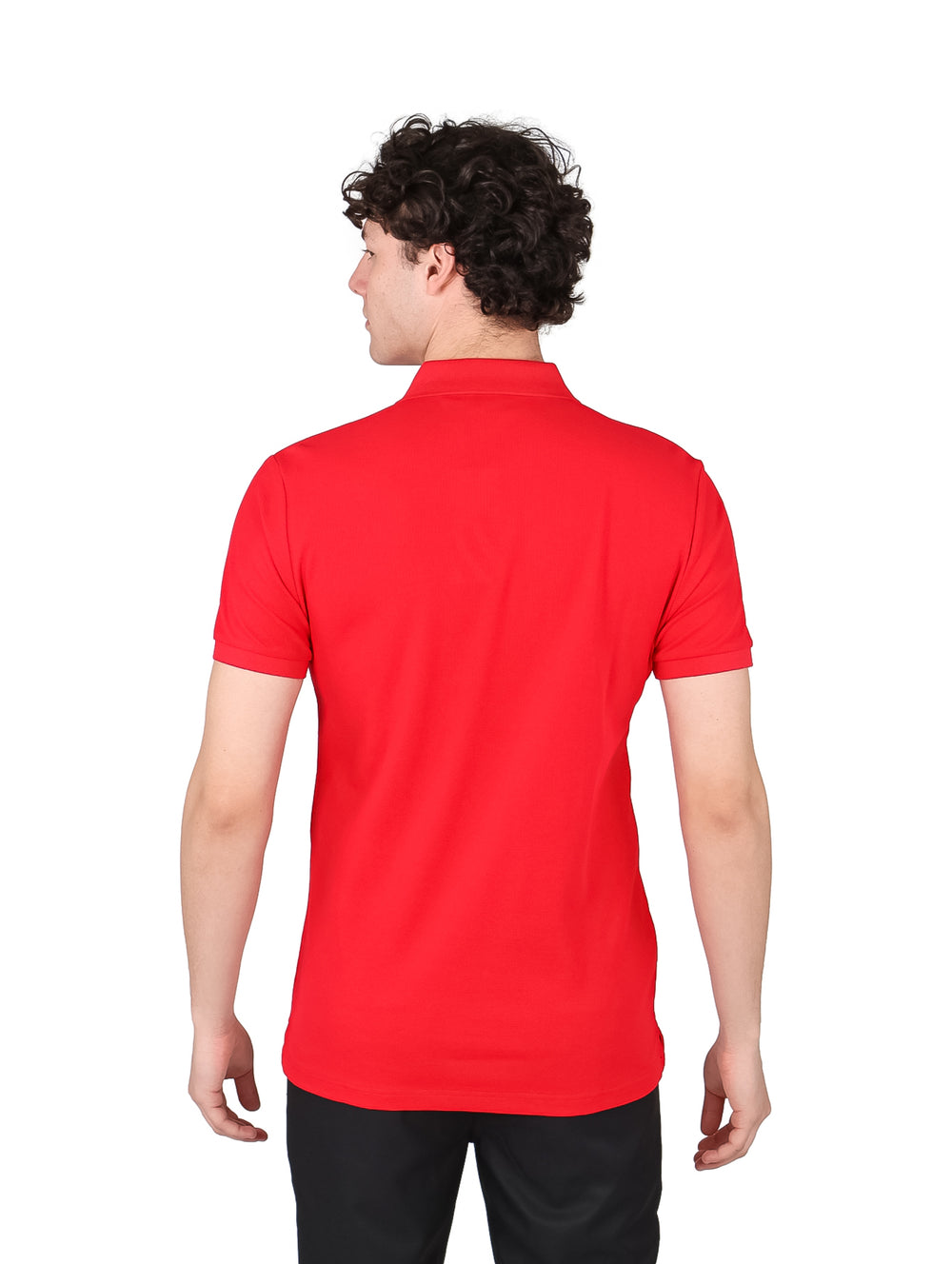 Hombre vistiendo una playera polo de color rojo intenso con cuello y botones.