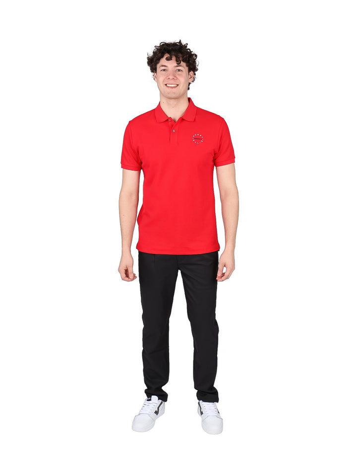Hombre vistiendo una playera polo de color rojo intenso con cuello y botones.