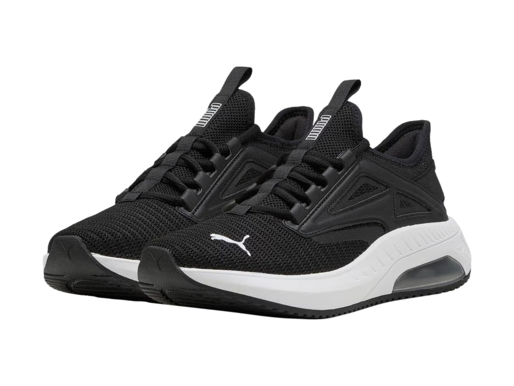 Tenis deportivos PUMA color negro con suela blanca y cámara de aire en el talón.
