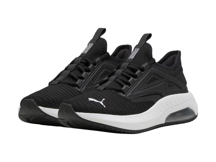 Tenis deportivos PUMA color negro con suela blanca y cámara de aire en el talón.