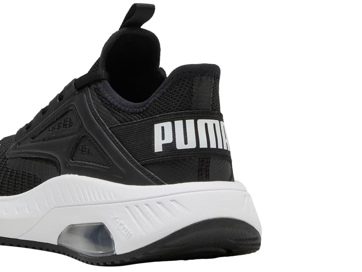 Tenis deportivos PUMA color negro con suela blanca y cámara de aire en el talón.