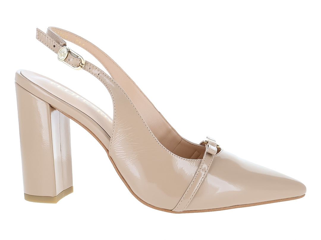 Zapato de tacón grueso color beige con acabado brillante, punta fina y correa posterior.