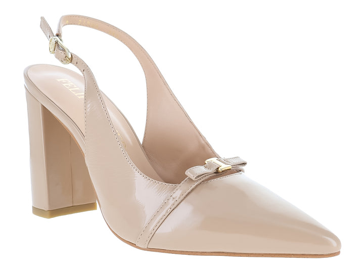 Zapato de tacón grueso color beige con acabado brillante, punta fina y correa posterior.