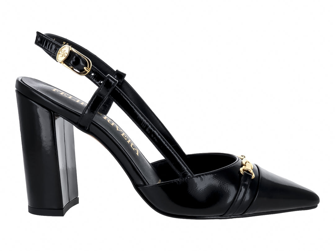 Zapato de tacón cuadrado color negro brillante con detalles dorados y punta fina.