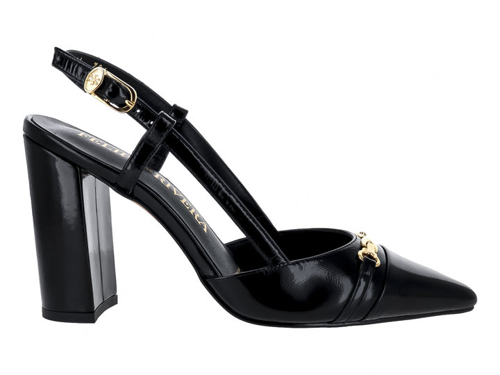 Zapato de tacón cuadrado color negro brillante con detalles dorados y punta fina.