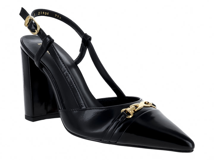 Zapato de tacón cuadrado color negro brillante con detalles dorados y punta fina.