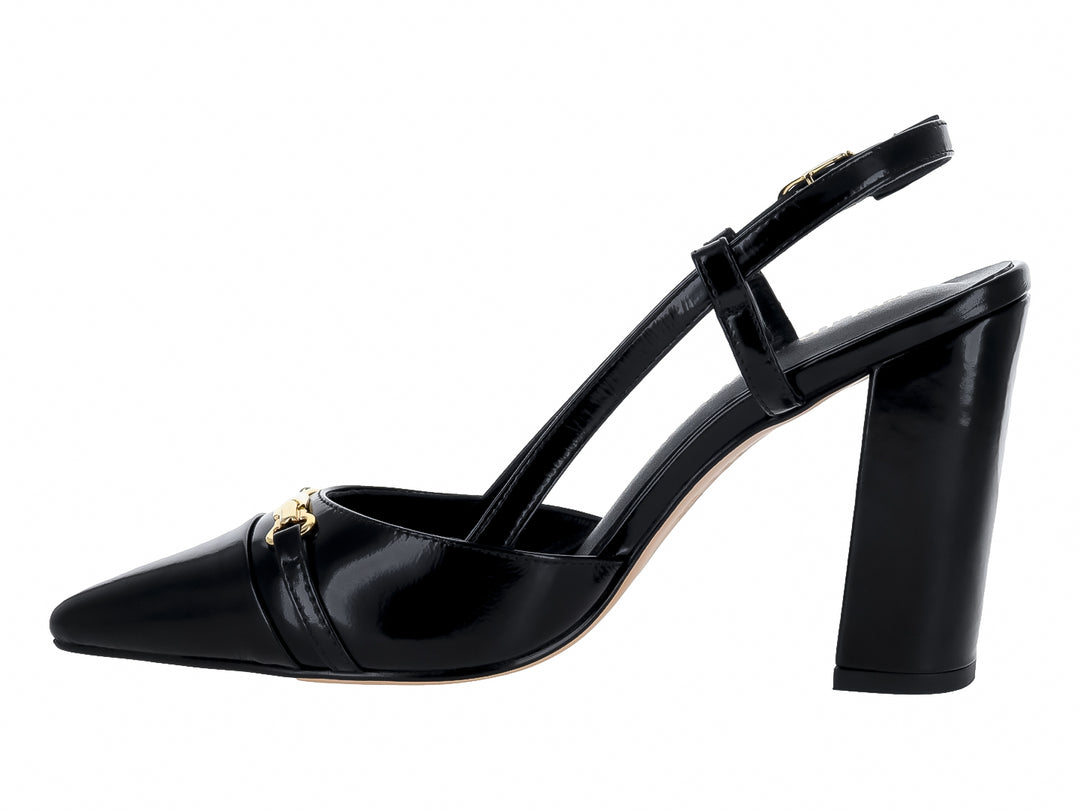 Zapato de tacón cuadrado color negro brillante con detalles dorados y punta fina.
