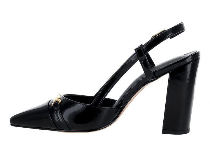 Zapato de tacón cuadrado color negro brillante con detalles dorados y punta fina.
