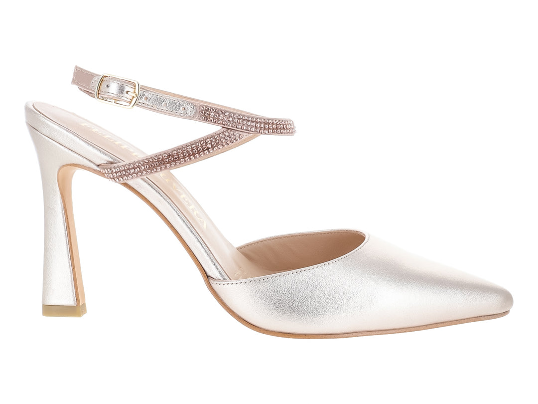 Zapatilla de tacón color oro rosado con correas brillantes en el tobillo.