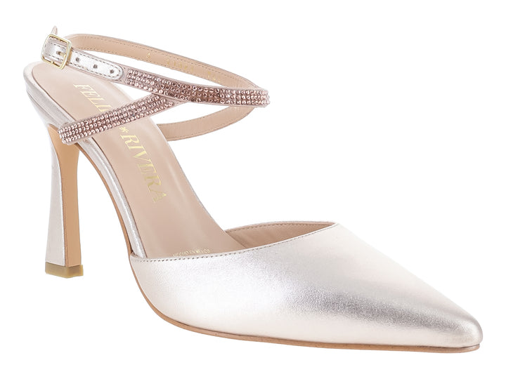 Zapatilla de tacón color oro rosado con correas brillantes en el tobillo.