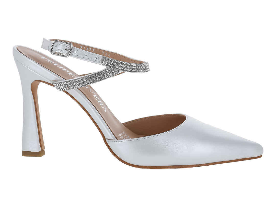 Zapatilla de tacón color niebla con punta fina y correa decorada con brillantes.