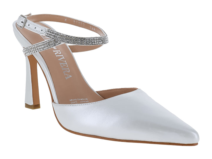 Zapatilla de tacón color niebla con punta fina y correa decorada con brillantes.