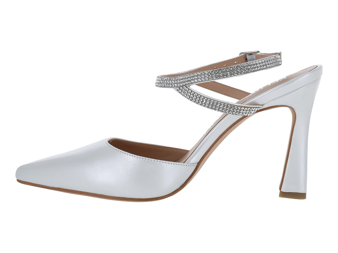 Zapatilla de tacón color niebla con punta fina y correa decorada con brillantes.