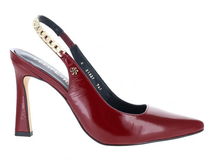 Zapato de tacón alto color rojo brillante con correa y detalle de cadena dorada.