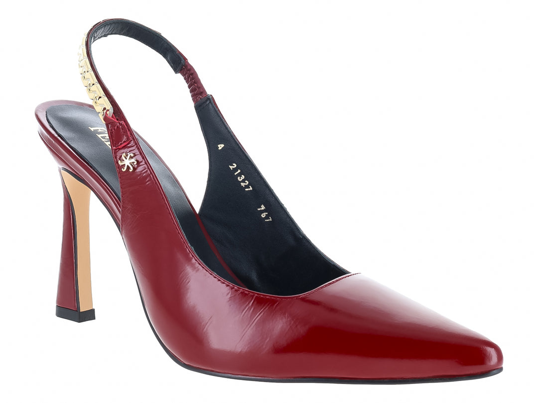 Zapato de tacón alto color rojo brillante con correa y detalle de cadena dorada.